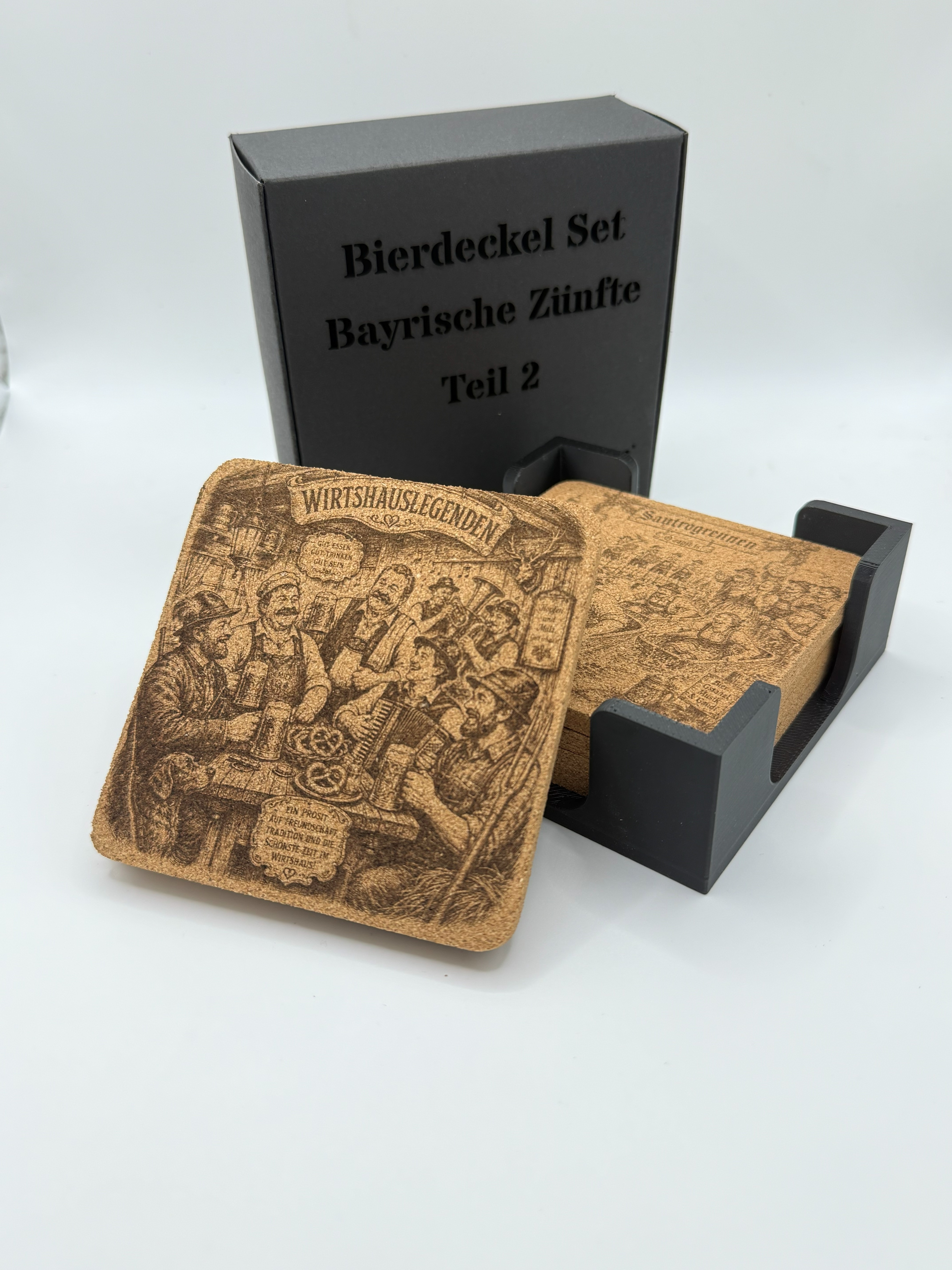 Geschenkbox des Bierdeckel-Sets Bayrische Zuenfte Teil 2 mit zwei gravierten Korkuntersetzern davor
