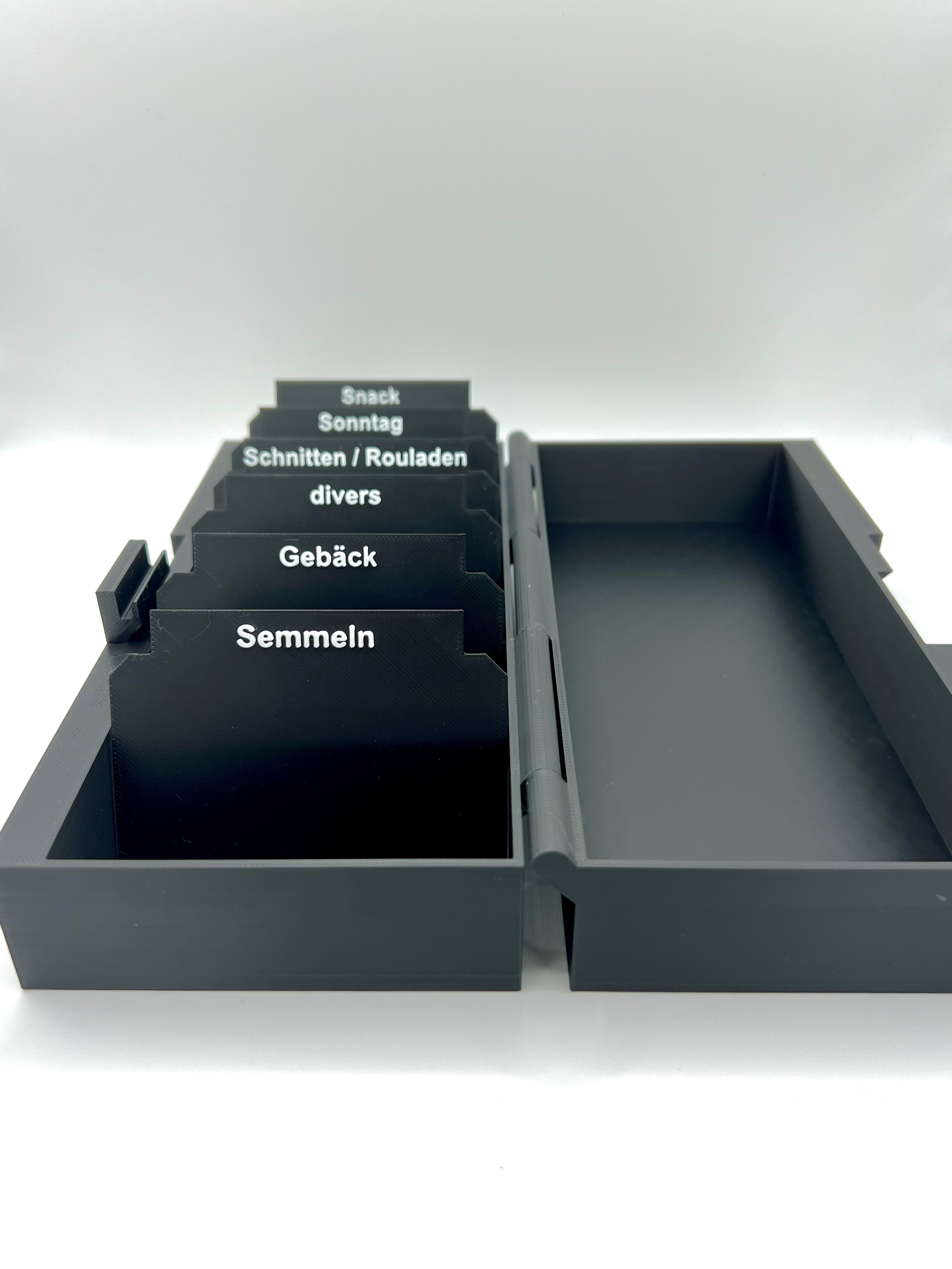 Preisschildbox für Schilder 8,5x5 cm mit Schriftzug und 6 individualisierten Einlegern Preisschildbox für Schilder 8,5x5 cm mit Schriftzug und 6 individualisierten Einlegern