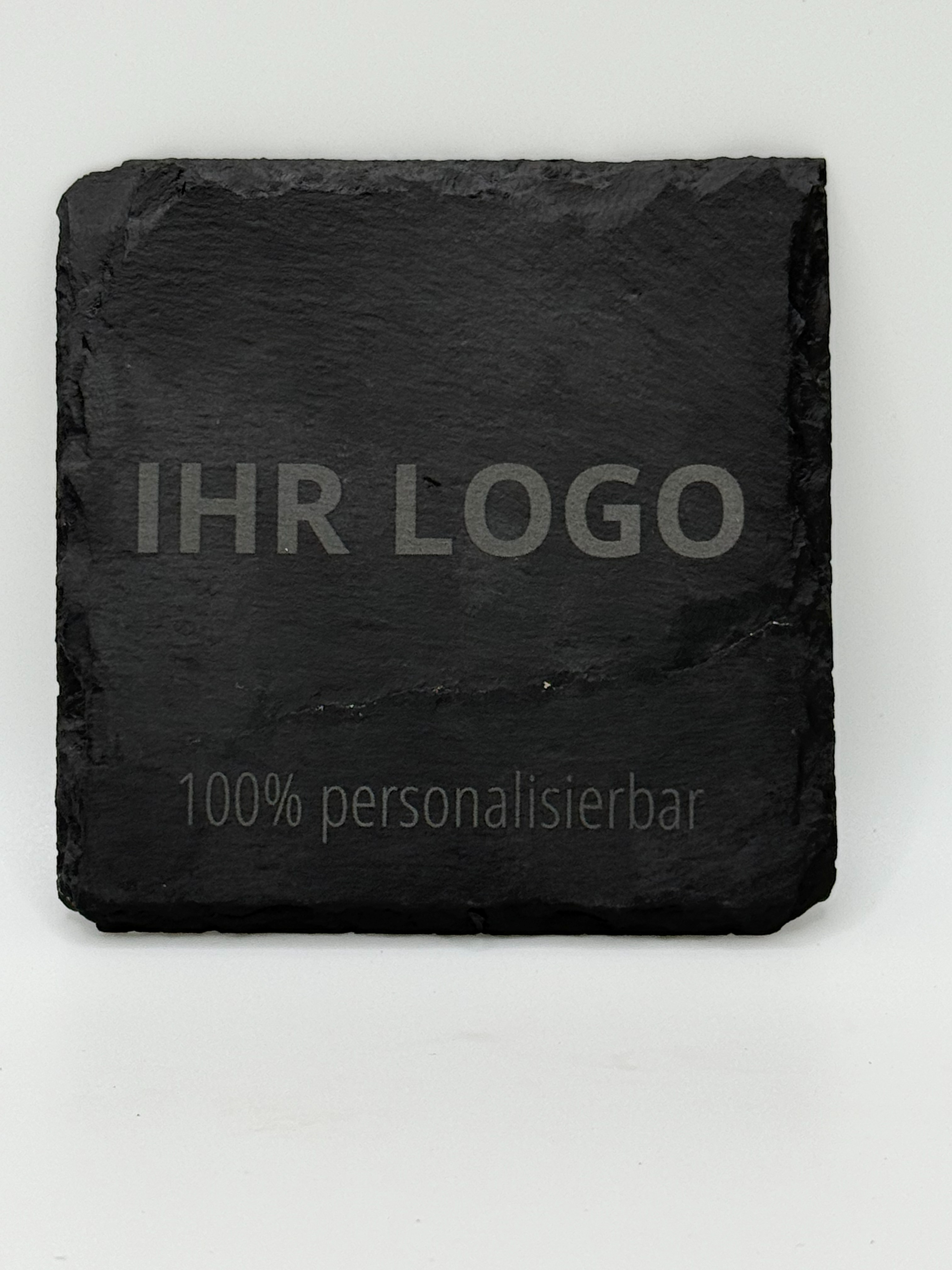 Eckiger Schieferuntersetzer 10 x 10 cm aus dunklem Naturschiefer mit heller Lasergravur "Ihr Logo - 100% personalisierbar"