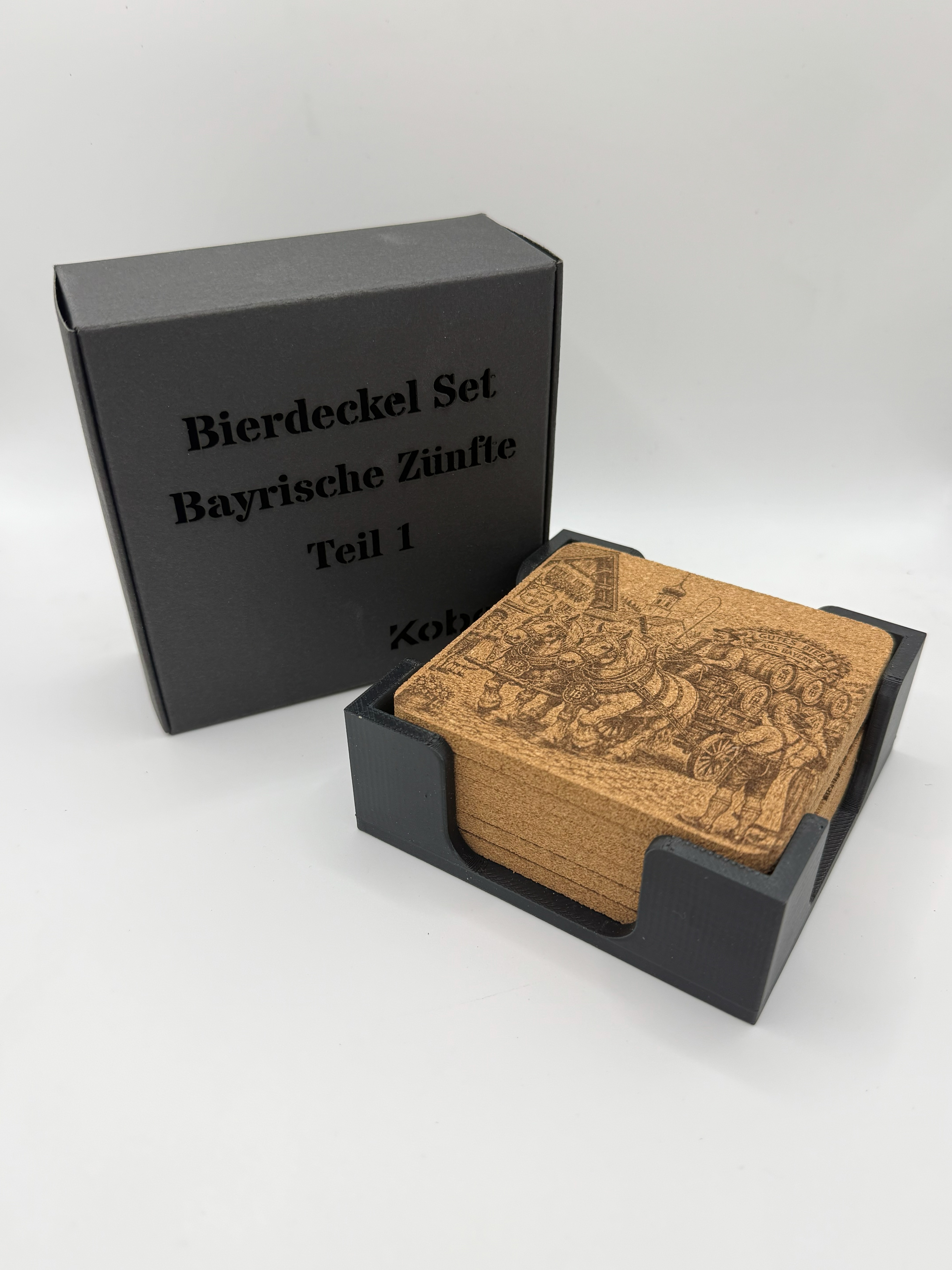 Bierdeckel-Set Bayrische Zuenfte Teil 1 mit bedruckter Geschenkbox und Halter voller gravierter Korkuntersetzer